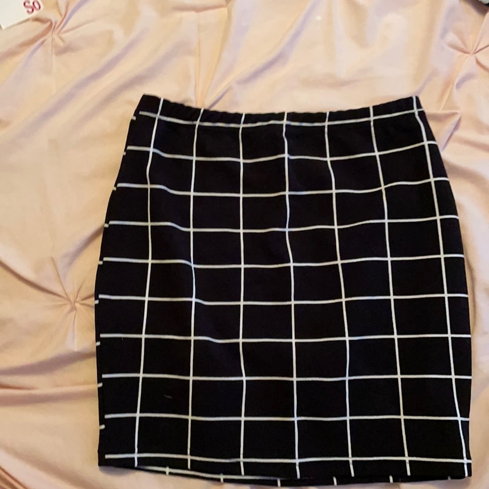 Line patterned skirt